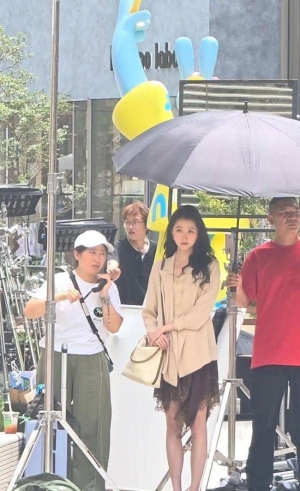 股票配资app下载排行 关晓彤转型演悬疑剧被偶遇，青年画家角色引期待：从偶像到实力派这一步有多难